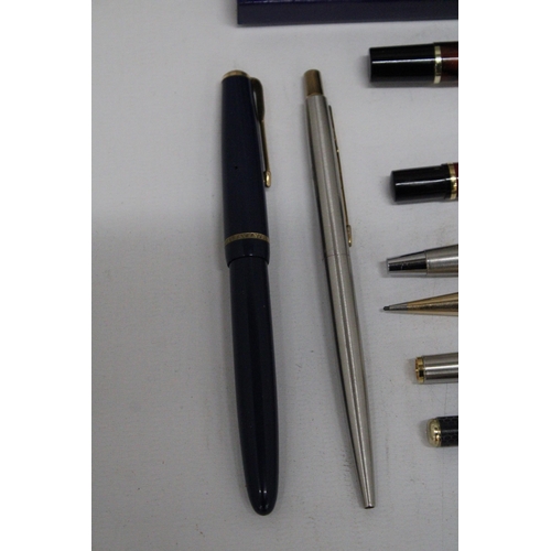 155 - A COLLECTION OF PENS TO INCLUDE A BOXED WATERMAN, PARIS PLUS A VINTAGE PARKER WITH A 14K GOLD NIB AN... 