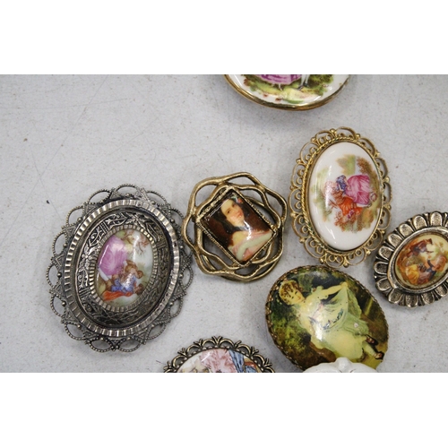 165 - A QUANTITY OF VINTAGE COSTUME JEWELLERY BROOCHES TO INCLUDE LIMOGES STYLE