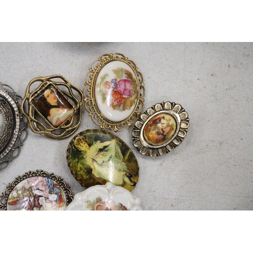 165 - A QUANTITY OF VINTAGE COSTUME JEWELLERY BROOCHES TO INCLUDE LIMOGES STYLE