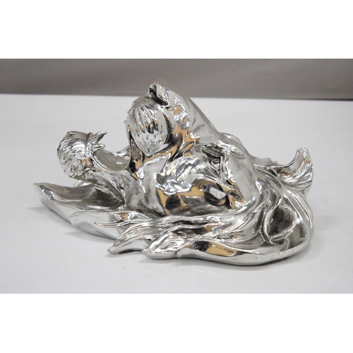 173 - A LARGE CHROMED ROARING LION WALL PLAQUE, 25CM X 20CM