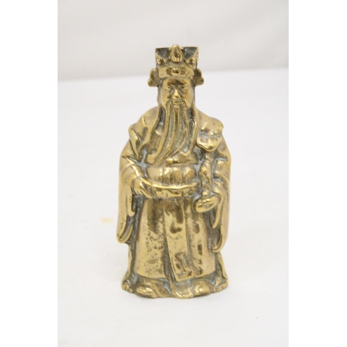 194 - A VINTAGE BRASS CHINESE FIGURE, HEIGHT 16CM