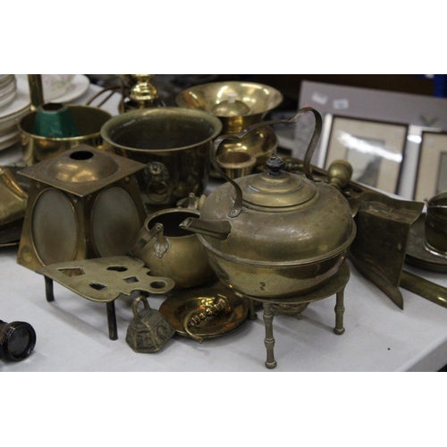 235 - A LARGE COLLECTION OF VINTAGE BRASSWARE TO INCLUDE A KETTLE, CANDLESTICKS, BELLS, BOWLS, PLATES, A C... 