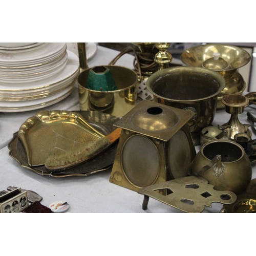 235 - A LARGE COLLECTION OF VINTAGE BRASSWARE TO INCLUDE A KETTLE, CANDLESTICKS, BELLS, BOWLS, PLATES, A C... 