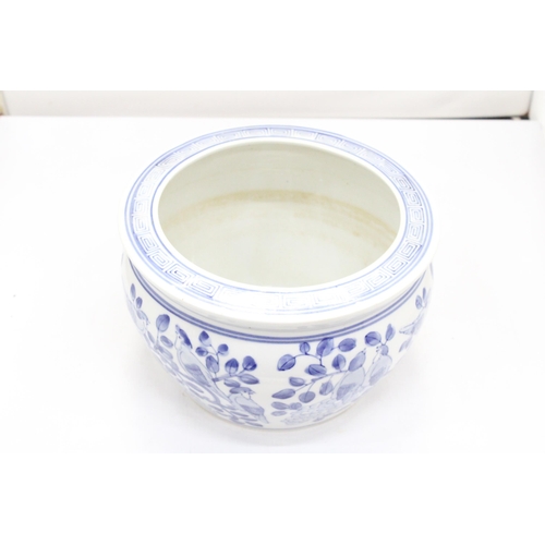 264 - A CHINESE PORCELAIN PLANTER