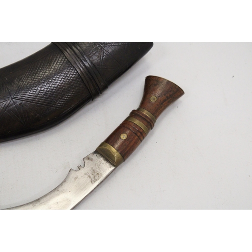 269 - A 1940S KUKRI KNIFE IN BROWN LEATHER SHEATH TOGETHER WITH TWO SMALLER KNIVES