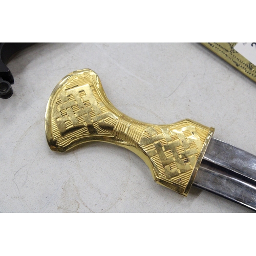 276 - A VINTAGE, PERSIAN GOLD COLOURED JAMBIYA DAGGER