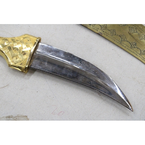 276 - A VINTAGE, PERSIAN GOLD COLOURED JAMBIYA DAGGER