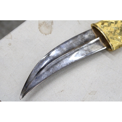 276 - A VINTAGE, PERSIAN GOLD COLOURED JAMBIYA DAGGER