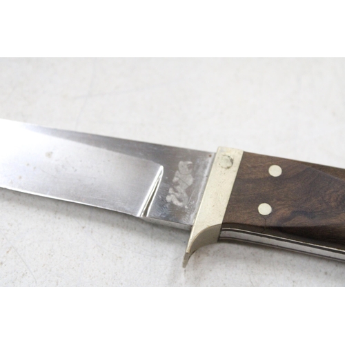 279 - A HAND MADE KNIFE IN AN ENGLISH LEATHER SHEATH