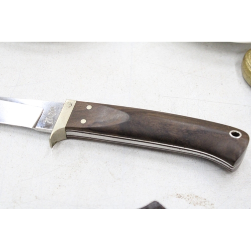 279 - A HAND MADE KNIFE IN AN ENGLISH LEATHER SHEATH