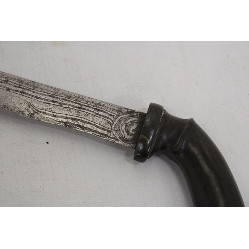 288 - AN ANTIQUE SUMATRAN BADEK DAGGER WITH DAMASCUS BLADE