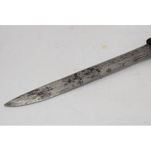 288 - AN ANTIQUE SUMATRAN BADEK DAGGER WITH DAMASCUS BLADE