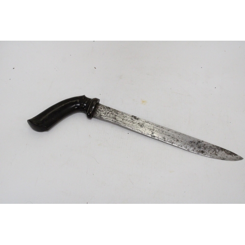 288 - AN ANTIQUE SUMATRAN BADEK DAGGER WITH DAMASCUS BLADE