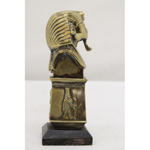 294 - A HEAVY BRASS TUTENKHAMUN FIGURE, HEIGHT 19CM