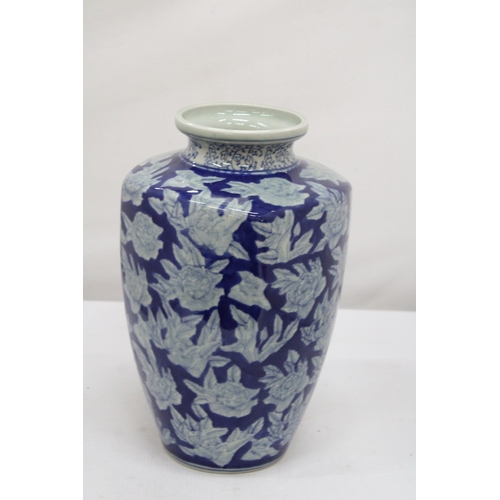 299 - AN ORIENTAL BLUE AND WHITE PORCELAIN VASE WITH MARKS TO THE BASE, HEIGHT 30CM