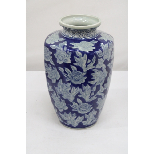 299 - AN ORIENTAL BLUE AND WHITE PORCELAIN VASE WITH MARKS TO THE BASE, HEIGHT 30CM