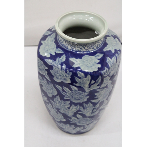 299 - AN ORIENTAL BLUE AND WHITE PORCELAIN VASE WITH MARKS TO THE BASE, HEIGHT 30CM