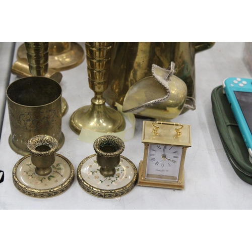 313 - A COLLECTION OF VINTAGE BRASSWARE TO INCLUDE A COAL BUCKET, LARGE TRIVET, JUG, CANDLESTICKS, MANTLE ... 