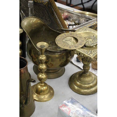 313 - A COLLECTION OF VINTAGE BRASSWARE TO INCLUDE A COAL BUCKET, LARGE TRIVET, JUG, CANDLESTICKS, MANTLE ... 