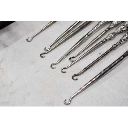 6 - A COLLECTION OF 8 SILVER HALLMARKED BUTTON HOOKS