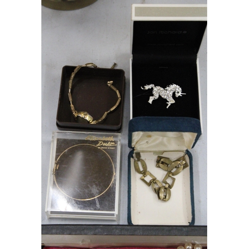 107 - A QUANTITY OF COSTUME JEWELLERY TO INCLUDE AN ELIZABETH DUKE GOLD PLATED BRACELET, A VINTAGE BRACELE... 