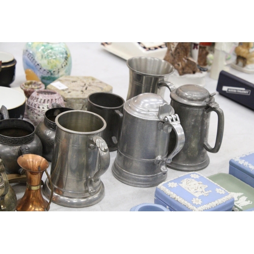 113 - A QUANTITY OF PEWTER, COPPER AND BRASS TO INCLUDE LIDDED TANKARDS, KETTLES, DARTMOOR PIXIE SHOE HORN... 