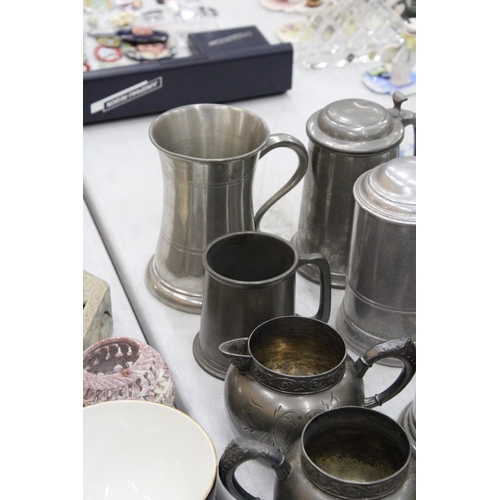 113 - A QUANTITY OF PEWTER, COPPER AND BRASS TO INCLUDE LIDDED TANKARDS, KETTLES, DARTMOOR PIXIE SHOE HORN... 