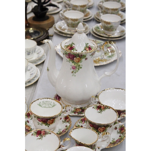 116 - A LARGE QUANTITY OF ROYAL ALBERT OLD COUNTRY ROSES TO INCLUDE A LARGE COFFEEPOT, TEAPOT STAND, CANDL... 