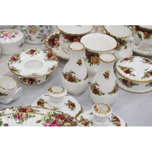 116 - A LARGE QUANTITY OF ROYAL ALBERT OLD COUNTRY ROSES TO INCLUDE A LARGE COFFEEPOT, TEAPOT STAND, CANDL... 