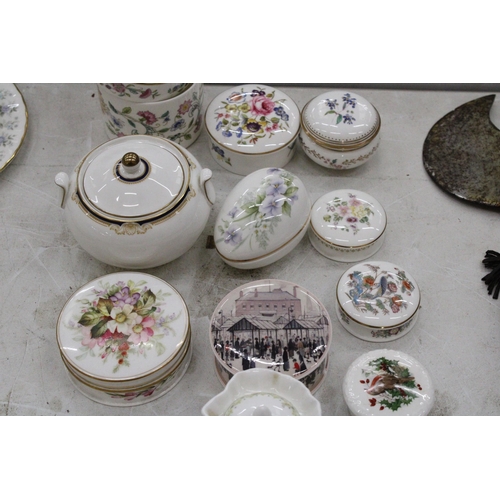 118 - A QUANTITY OF TRINKET POTS TO INCLUDE MINTON HADDON HALL, MOORCROFT (SMALL CHIP TO UNDERSIDE OF RIM ... 