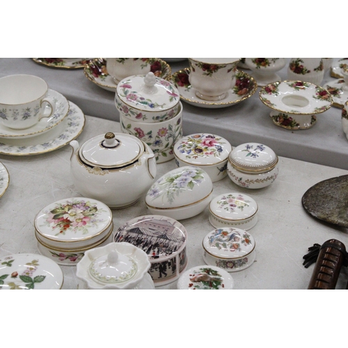 118 - A QUANTITY OF TRINKET POTS TO INCLUDE MINTON HADDON HALL, MOORCROFT (SMALL CHIP TO UNDERSIDE OF RIM ... 