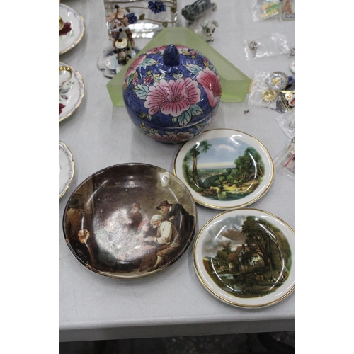 125 - A MIXED LOT TO INCLUDE VINTAGE ZAMPIVA FIGURES, PLATES, GLASS LETTER HOLDER, ANIMAL FIGURES, TRINKET... 