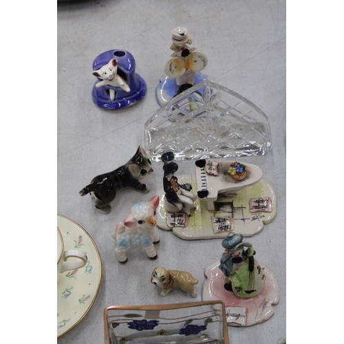 125 - A MIXED LOT TO INCLUDE VINTAGE ZAMPIVA FIGURES, PLATES, GLASS LETTER HOLDER, ANIMAL FIGURES, TRINKET... 