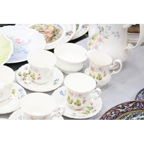 131 - A RICHMOND WILD ANEMONE COFFEE SET TO INCLUDE COFFEEPOT, SIX COFFEE CUPS AND SAUCERS (ONE CUP A/F), ... 