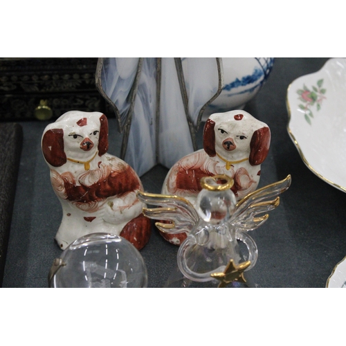 134 - A PAIR OF MINIATURE STAFFORDSHIRE SPANIELS TOGETHER WITH TWO ANGELS AND A GLOBE