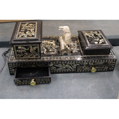 137 - AN ORIENTAL BOWING BIRD CIGARETTE DISPENSER/STORAGE BOX