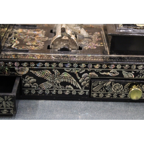 137 - AN ORIENTAL BOWING BIRD CIGARETTE DISPENSER/STORAGE BOX