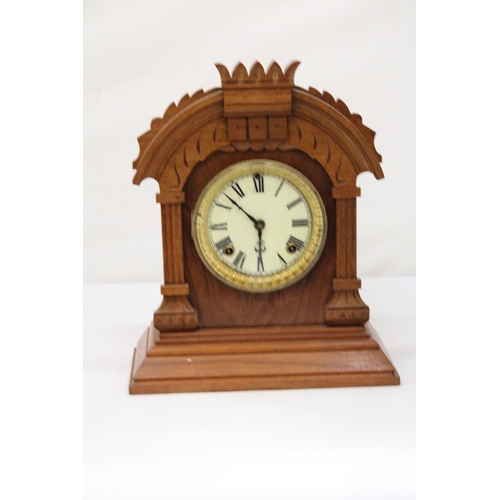 14 - AN AMSONIA USA NEW YORK MANTEL CLOCK WITH PENDULUM AND KEY IN ORIGINAL WOODEN ORNATE DECORATIVE CASI... 