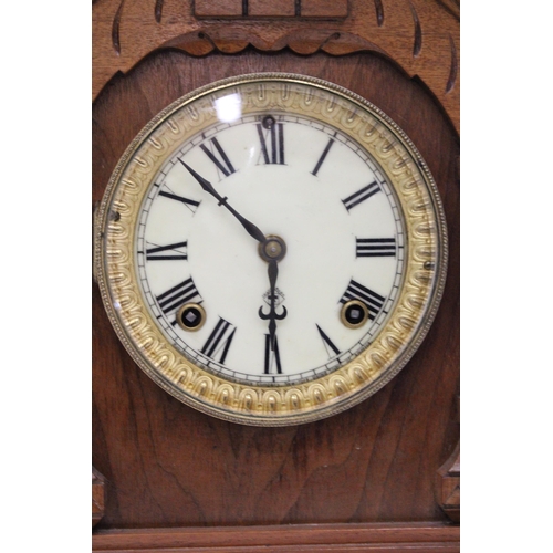 14 - AN AMSONIA USA NEW YORK MANTEL CLOCK WITH PENDULUM AND KEY IN ORIGINAL WOODEN ORNATE DECORATIVE CASI... 