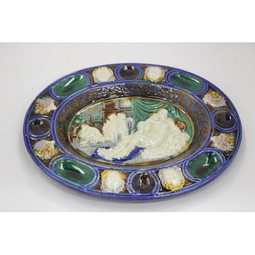 18 - A MAJOLICA ARCADIAN OVAL DISH - 25.5 X 20.5 CM