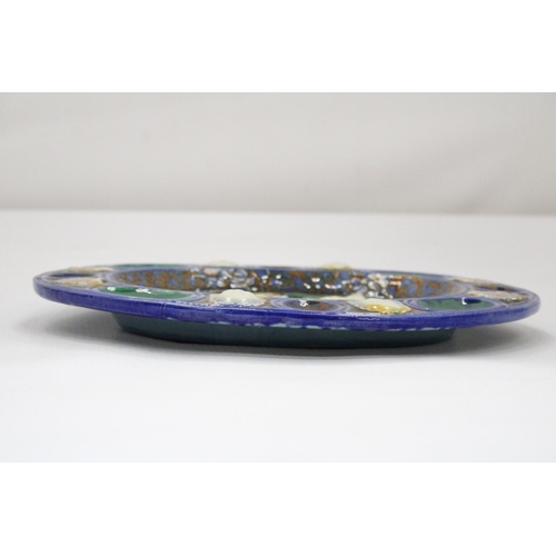 18 - A MAJOLICA ARCADIAN OVAL DISH - 25.5 X 20.5 CM