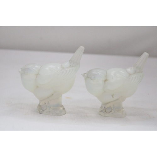 23 - A PAIR OF VINTAGE SABINO OPALESCENT ART CRYSTAL GLASS PERCHED BIRD FIGURES (ONE A/F)