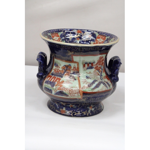 35 - AN ANTIQUE VICTORIA WARE IRONSTONE POTTERY PLANTER WITH AN ORIENTAL SCENE