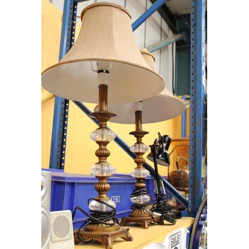 359 - A PAIR OF VINTAGE STYLE, BRASS COLOURED TABLE LAMPS WITH GLASS INSERTS AND SHADES, HEIGHT APPROX 64C... 