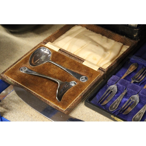 378 - A QUANTITY OF BOXED VINTAGE FLATWARE TO INCLUDE NAPKIN RINGS, A CARVING SET AND A BABY PUSHER AND SP... 