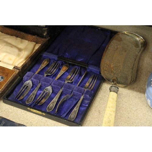 378 - A QUANTITY OF BOXED VINTAGE FLATWARE TO INCLUDE NAPKIN RINGS, A CARVING SET AND A BABY PUSHER AND SP... 