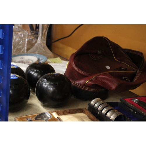 386 - A SET OF FOUR ALMARK CRUSADER BOWLS IN A LEATHER CASE