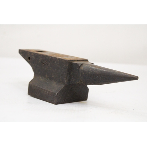 9 - A VINTAGE ANVIL DATED 1904 WITH INITALLING W.S.