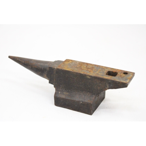 9 - A VINTAGE ANVIL DATED 1904 WITH INITALLING W.S.