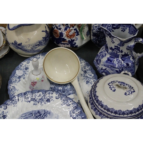 412 - A QUANTITY OF VINTAGE CERAMICS TO INCLUDE JUGS, PLATES, SERVING DISHES, ETC - ROYAL DOULTON, LOSOL W... 